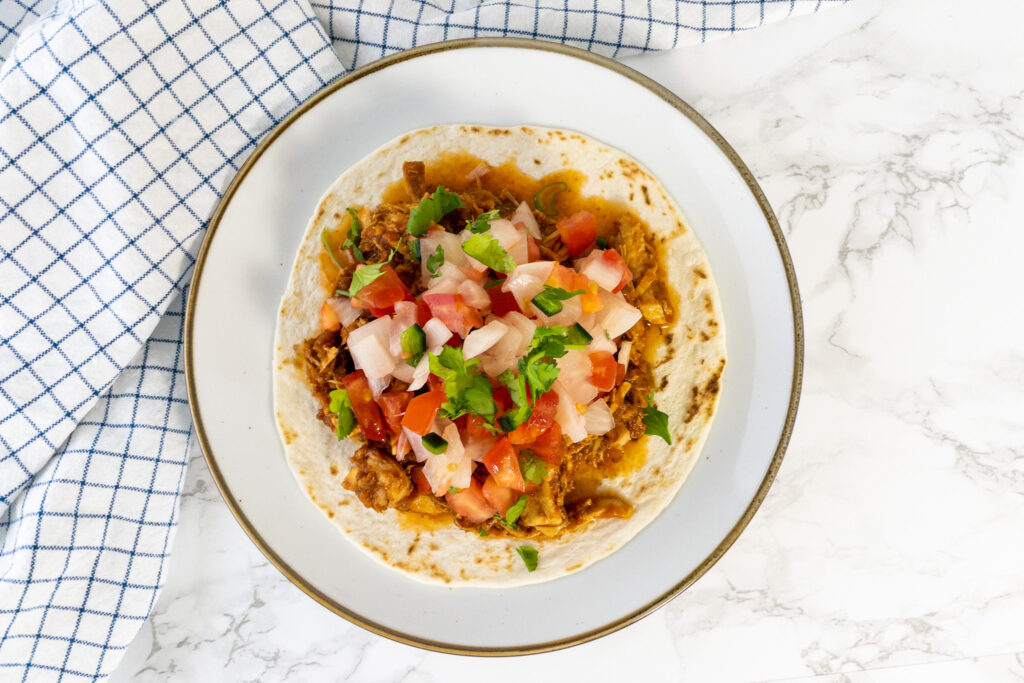 Mexicaans recept Ancho kip taco's met pico de gallo en koriander van bovenaf gezien