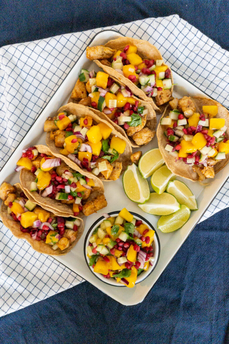 Chipotle kip tacos met mango salsa